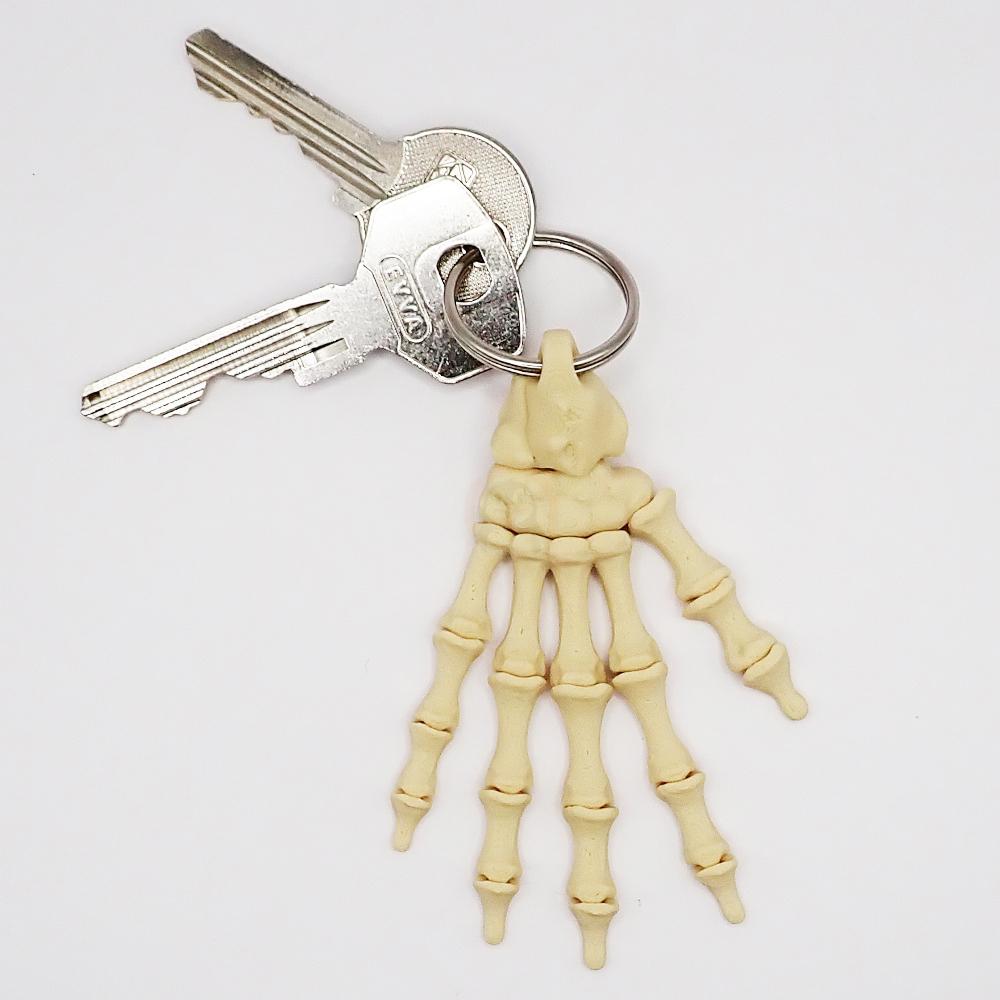 Přívěsek na klíče Ruka Kostlivce