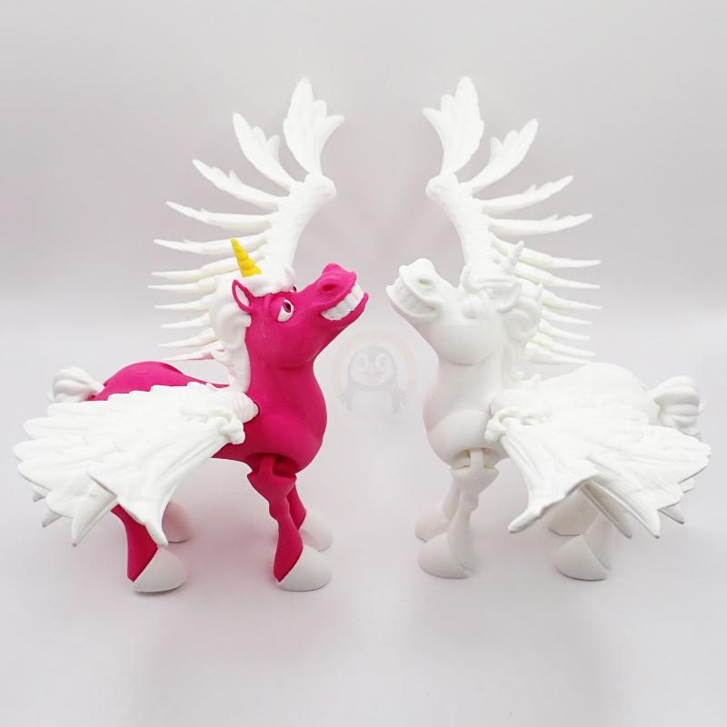 Okřídlený jednorožec s otevřenými ústy