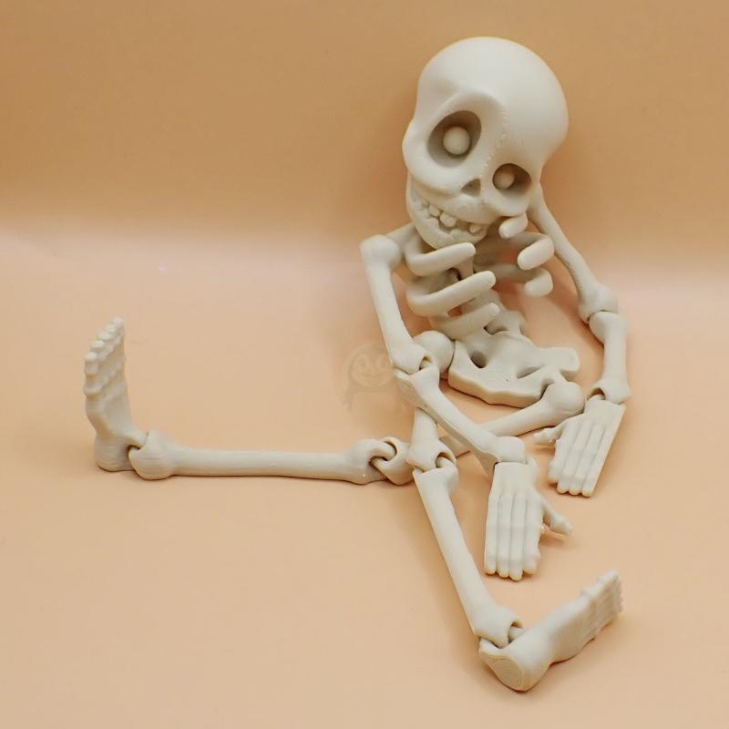 Kostlivec s otvorem na zavěšení