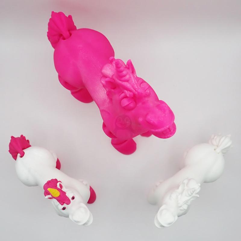 Jednorožec s otevřenými ústy