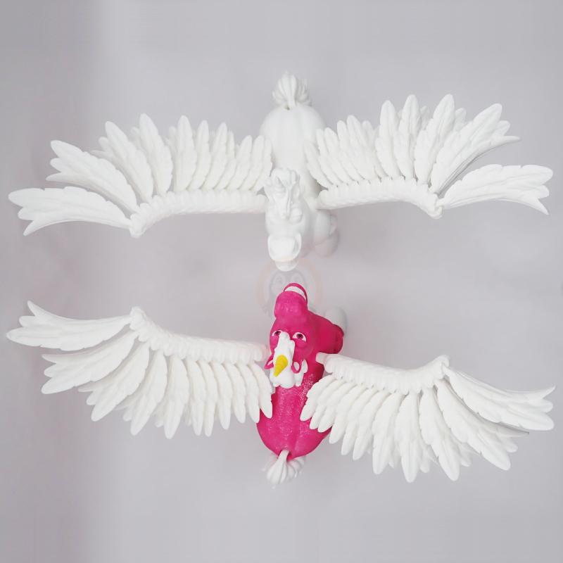 Okřídlený jednorožec s otevřenými ústy