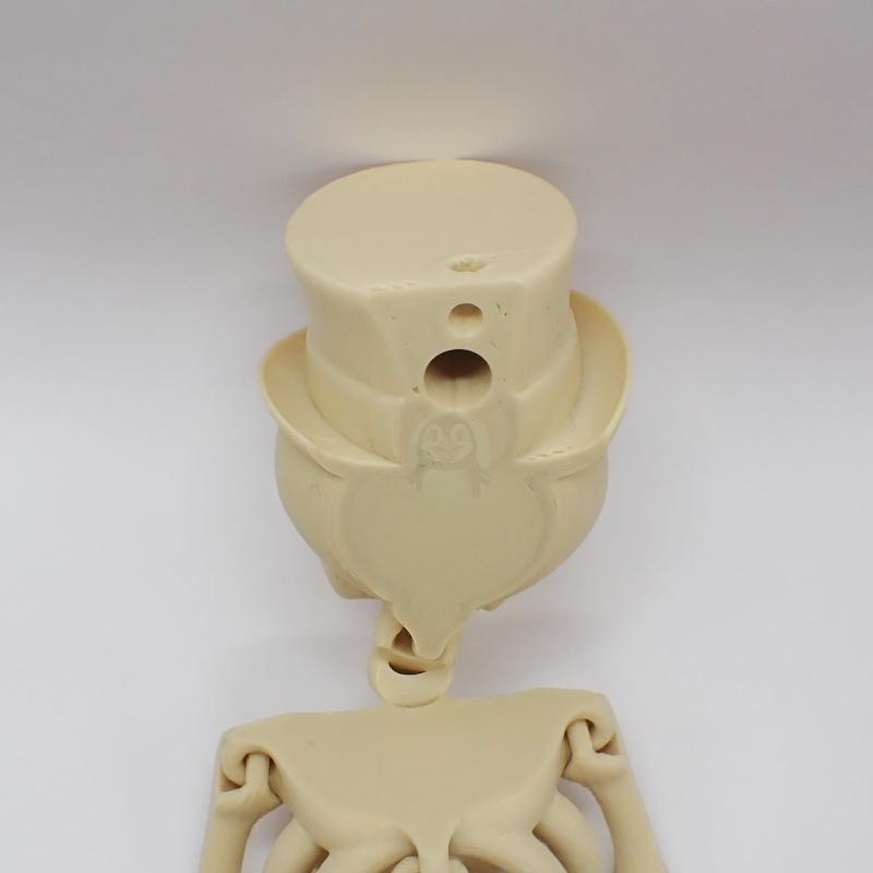 Elegantní kostlivec s otvorem na zavěšení