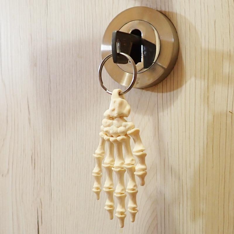 Přívěsek na klíče Ruka Kostlivce