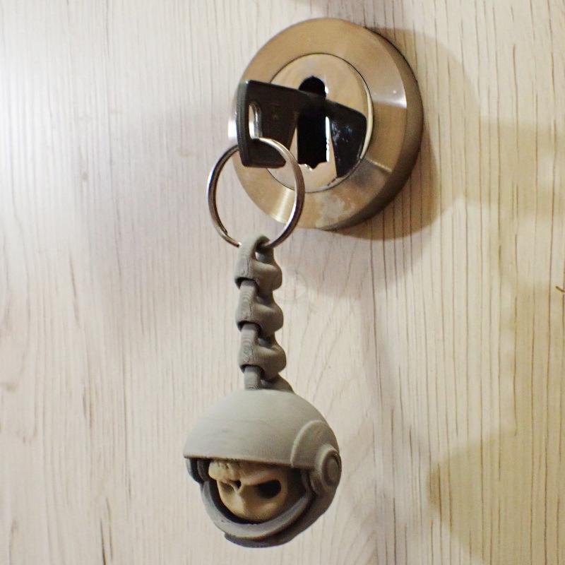 Přívěsek na klíče Lebka Astronauta páteř