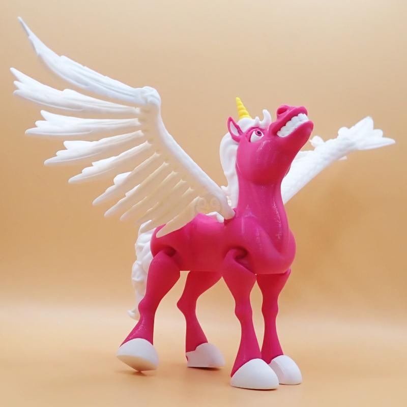 Okřídlený jednorožec s otevřenými ústy