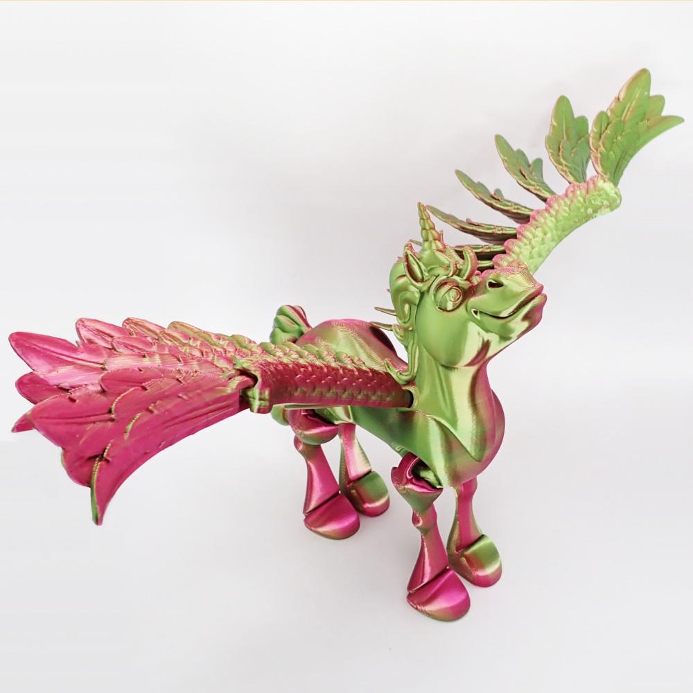 Okřídlený jednorožec se zavřenými ústy