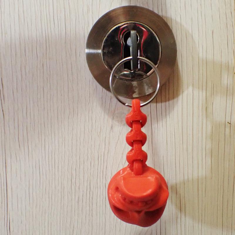 Přívěsek na klíče Lebka páteř