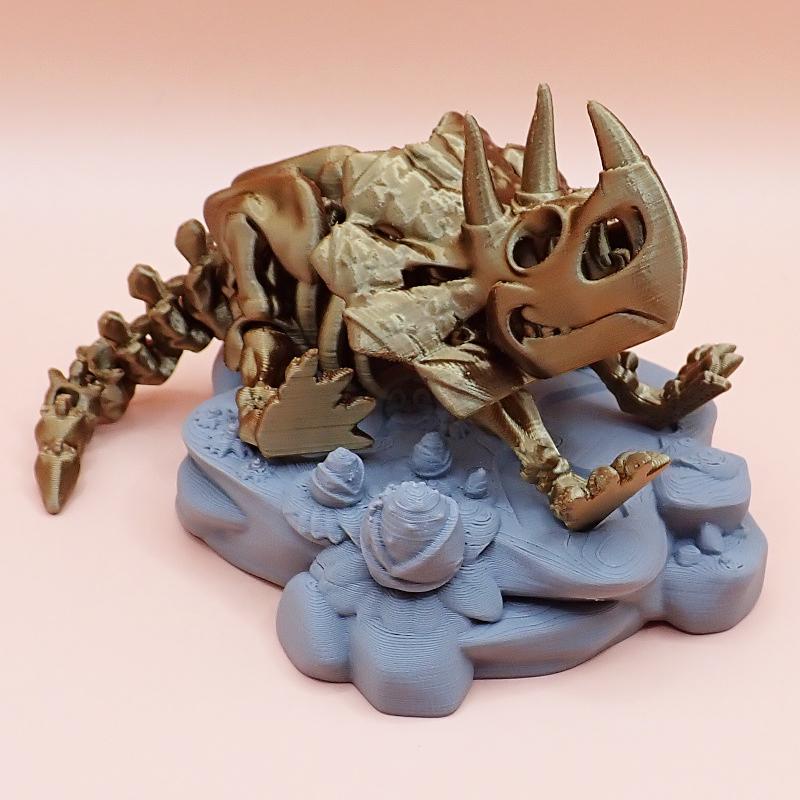 Stojan ke kostře Triceratopse