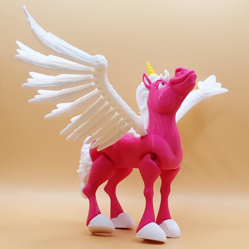 Okřídlený jednorožec se zavřenými ústy