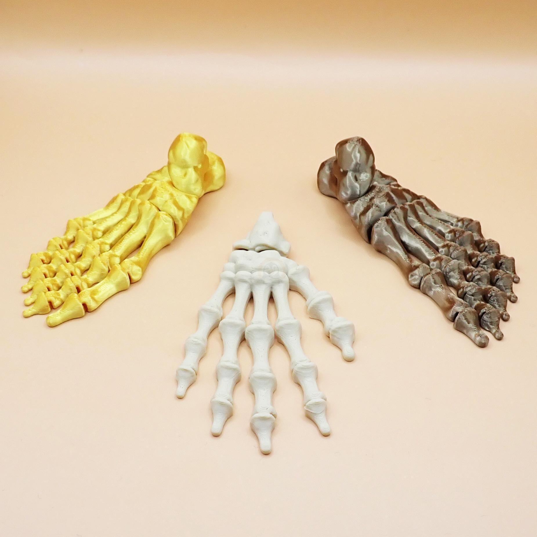 Přívěsek na klíče Ruka Kostlivce