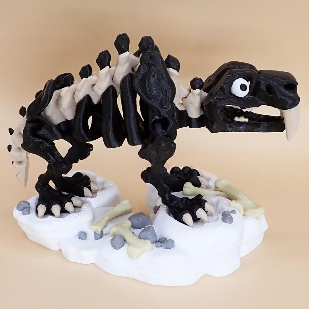 Kostra Šavlozubého tygra s očima