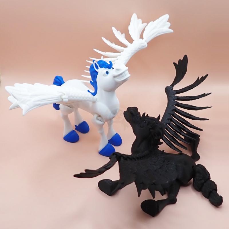 Pegas s otevřenými ústy