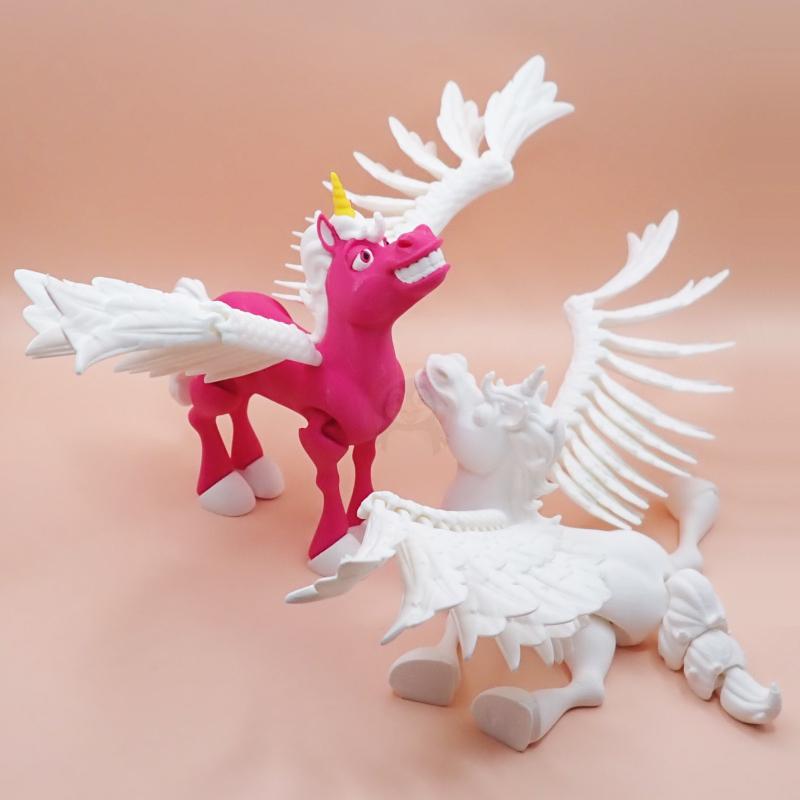 Okřídlený jednorožec s otevřenými ústy