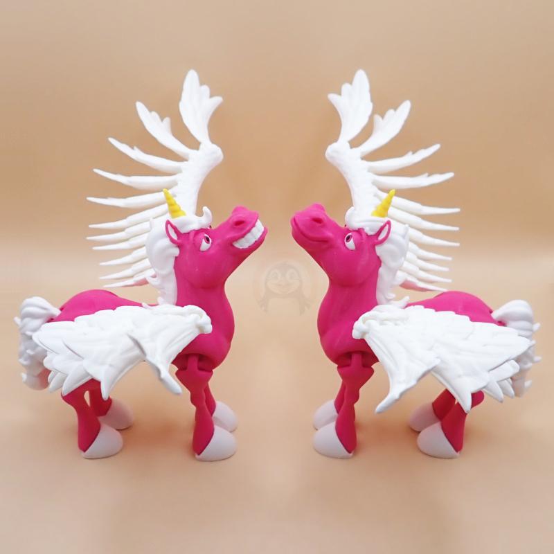 Okřídlený jednorožec se zavřenými ústy