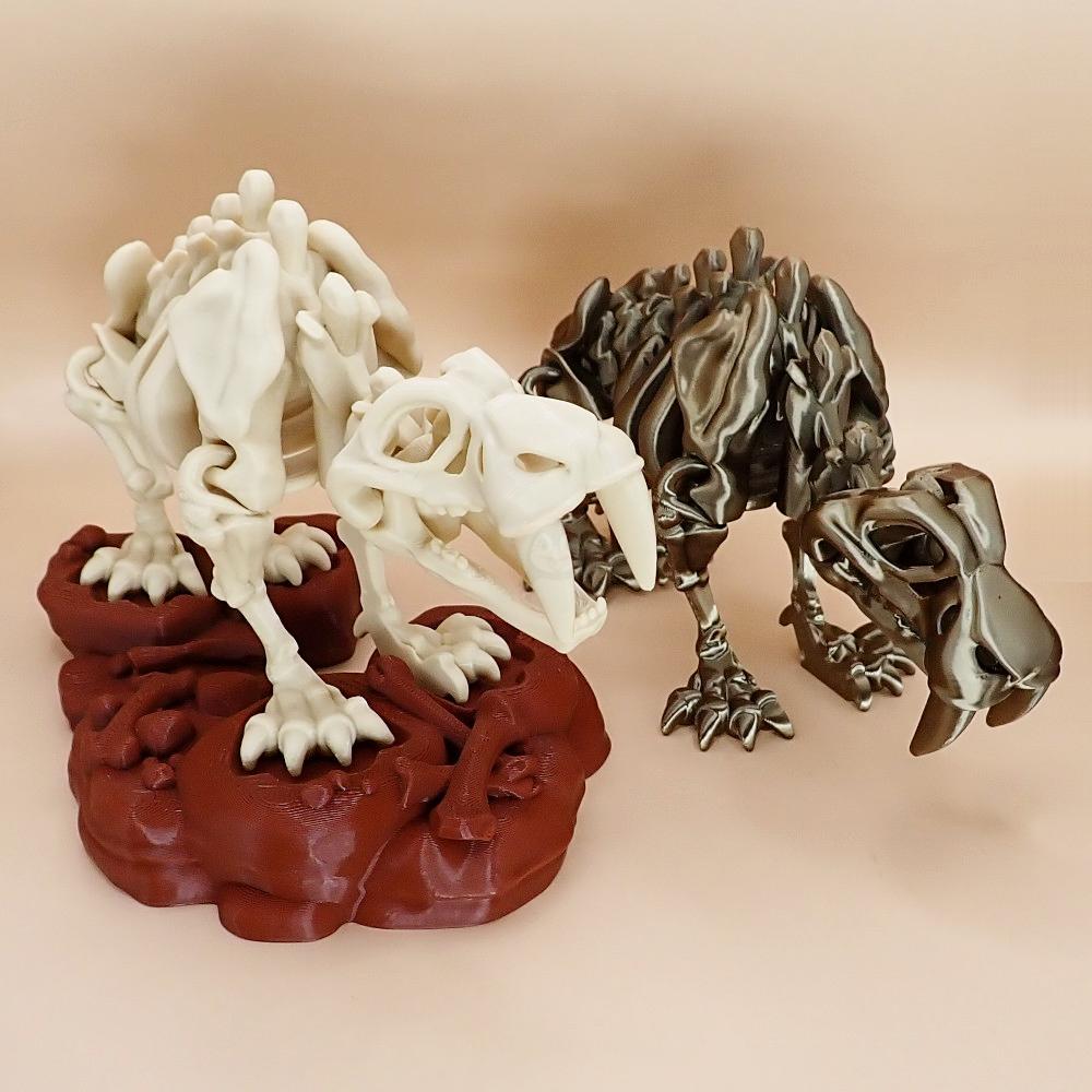 Stojan ke kostře Šavlozubého tygra