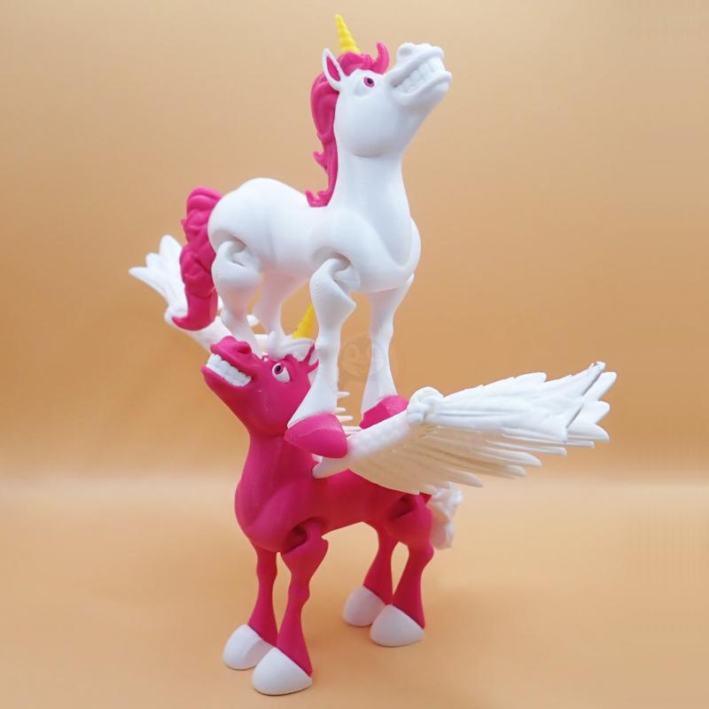 Okřídlený jednorožec s otevřenými ústy